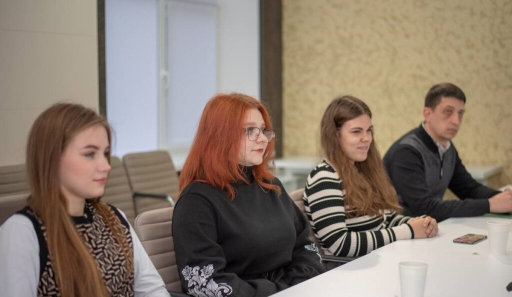Молоді Кам'янського розповіли, як працюють органи місцевого самоврядування - ФОТО
