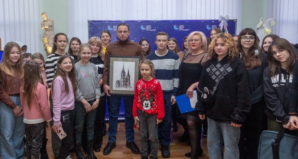 Мистецькі школи Кам'янського отримали новорічні подарунки – акустичні системи для організації творчих заходів - ФОТО