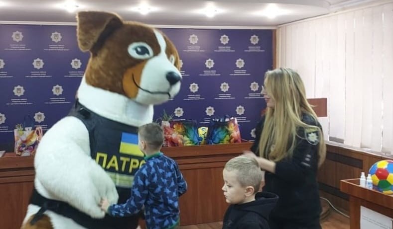 В Кам’янському поліційні перетворились на чарівників та влаштували свято для дітей