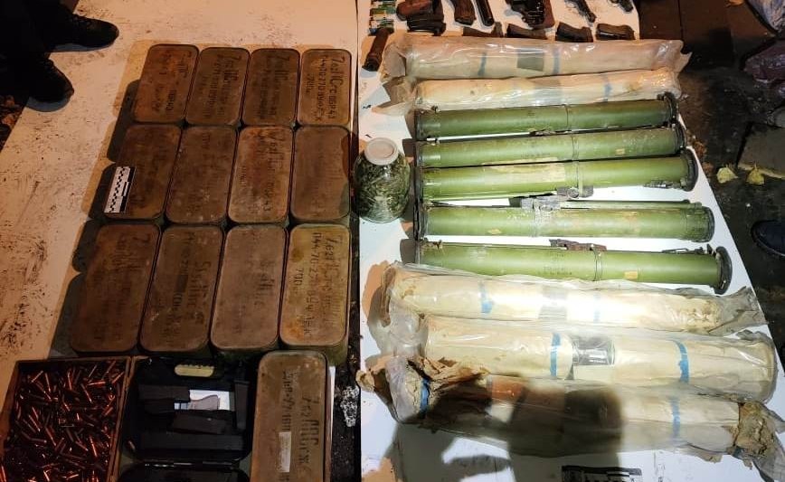 Зброя, вибухівка та 6 мільйонів доларів готівкою: у Дніпрі сотня правоохоронців брала участь у спецоперації з затримання злочинців - ФОТО
