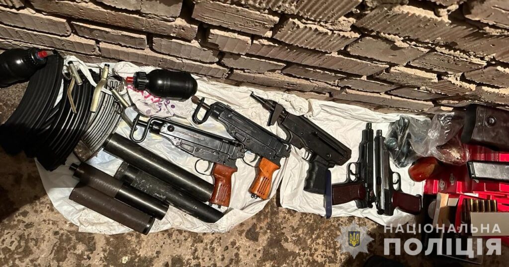Зброя, вибухівка та 6 мільйонів доларів готівкою: у Дніпрі сотня правоохоронців брала участь у спецоперації з затримання злочинців - ФОТО