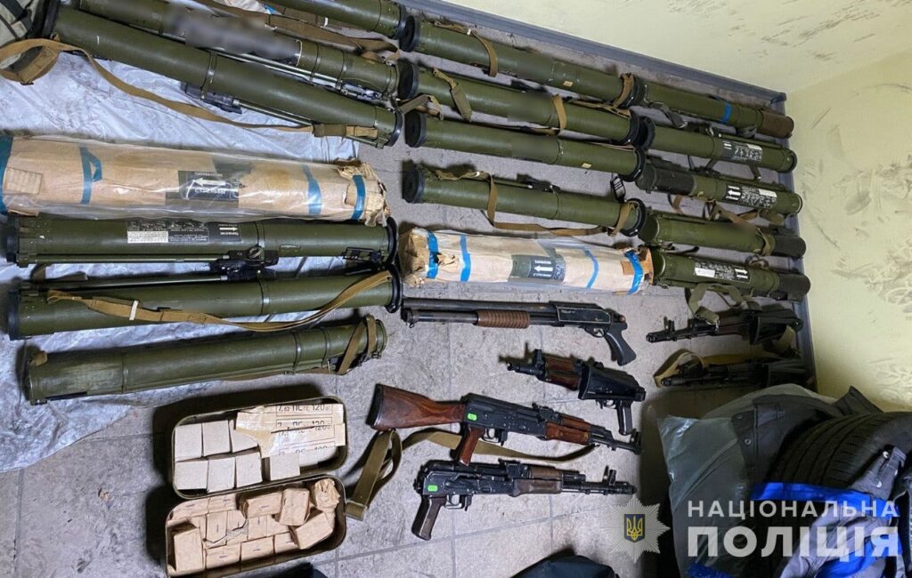 Зброя, вибухівка та 6 мільйонів доларів готівкою: у Дніпрі сотня правоохоронців брала участь у спецоперації з затримання злочинців - ФОТО