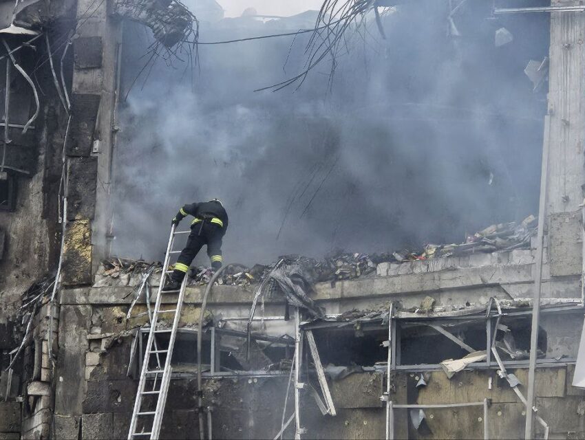 Внаслідок сьогоднішньої ранкової ракетної атаки по Дніпру загинули чотири людини 