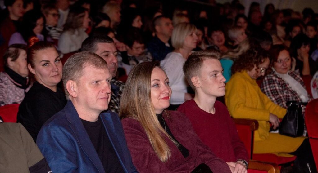 В Кам'янському театрі ім. Лесі Українки відбулась прем'єра музичної комедії "Нім перед Різдвом" - ФОТО