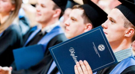 Вищу освіту в майбутньому планують здобувати майже дві третини українських підлітків