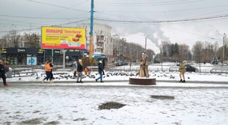 В Кам’янському чистять сніг та посипають дороги
