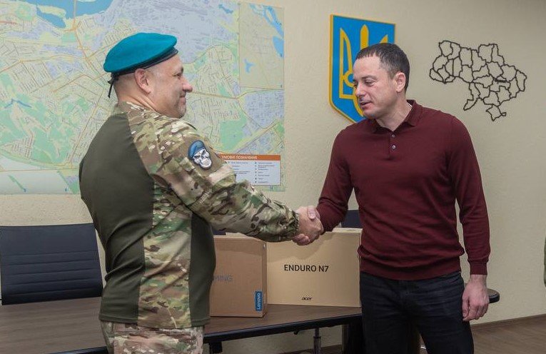 Мер Кам’янського передав військовим два комп’ютери від громади міста