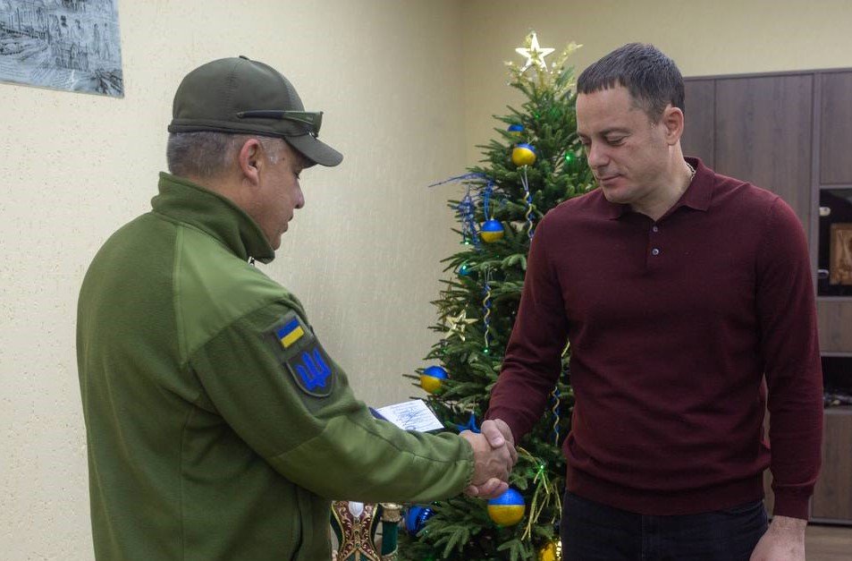 Мер Кам'янського передав військовим два комп'ютери від громади міста - ФОТО