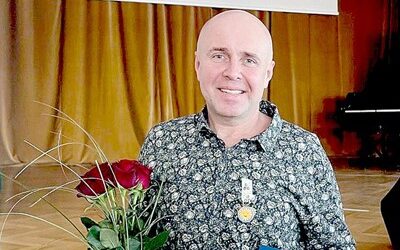 Дитячий письменник з Кам’янського Олег Майборода вдруге став кавалером Ордену Усмішки