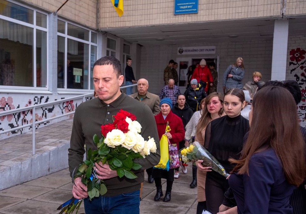 В Кам'янському ліцеї №3 відкрили меморіальну дошку на честь загиблих у війні випускників закладу - ФОТО