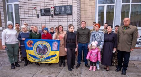 В Кам’янському ліцеї №3 відкрили меморіальну дошку на честь загиблих у війні випускників закладу