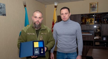 Мер Кам’янського передав нагороди військовим