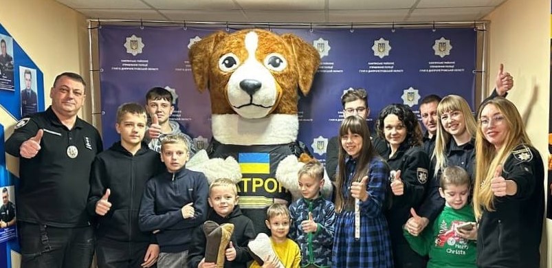 В Кам’янському поліційні перетворились на чарівників та влаштували свято для дітей - ФОТО