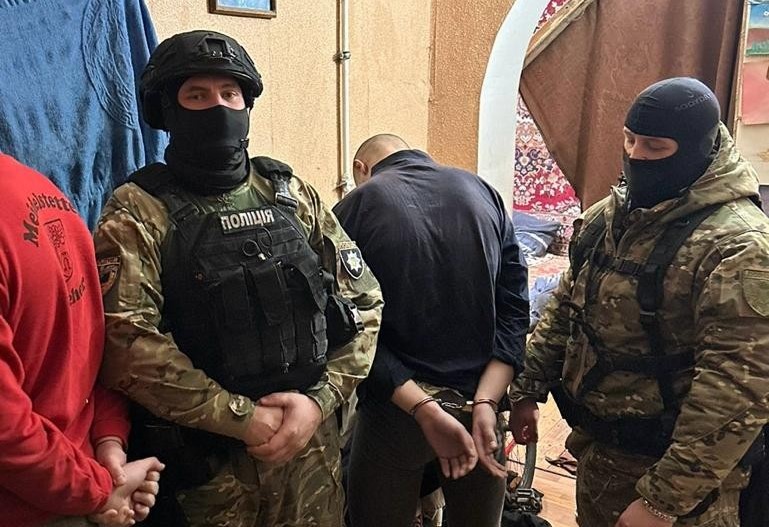 Групу підлітків підозрюють у жорстокому вбивстві безпритульної жінки та інших нападах на людей у Дніпрі (ВІДЕО)