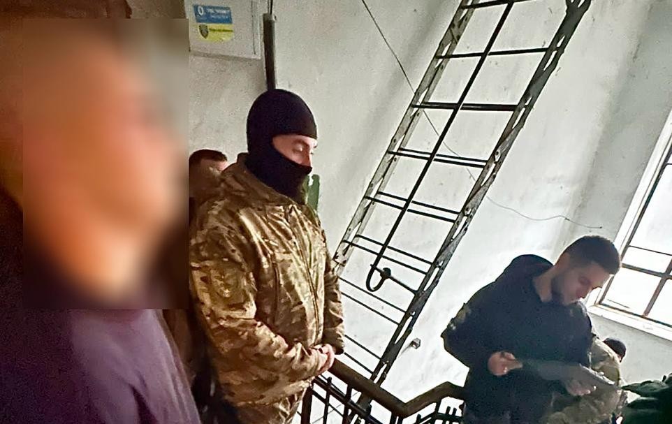 Групу підлітків підозрюють у жорстокому вбивстві безпритульної жінки та інших нападах на людей у Дніпрі - ФОТО