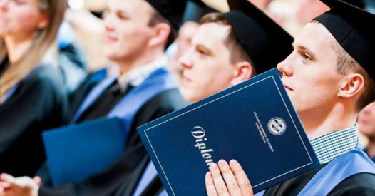Вищу освіту в майбутньому планують здобувати майже дві третини українських підлітків