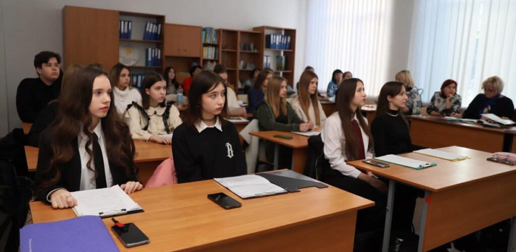 Понад 220 науково-дослідчих проєктів представили навчальні заклади Кам'янського на конкурсі Малої академії наук України - ФОТО
