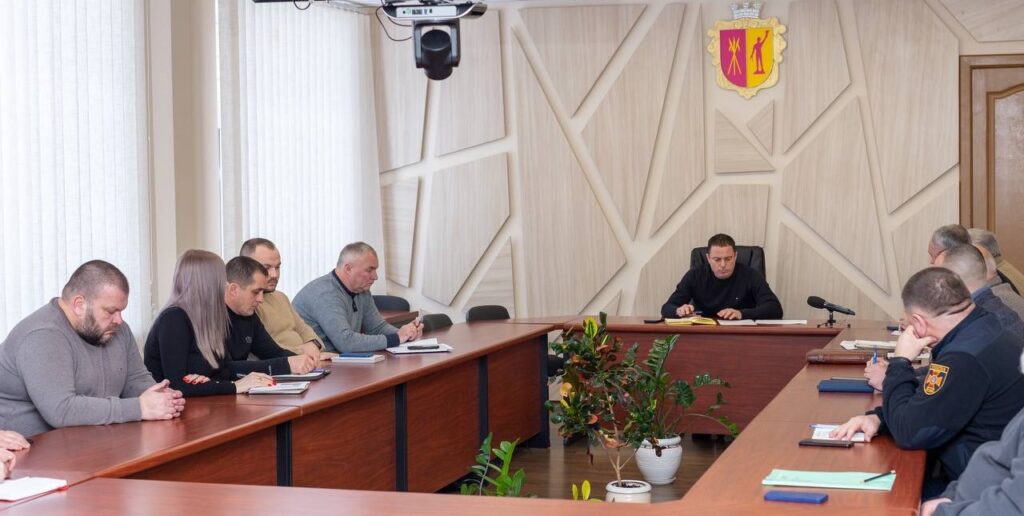 План дій з забезпечення життєдіяльності міста у зв'язку з погіршенням погоди обговорювали на засіданні у мера Кам'янського - ФОТО
