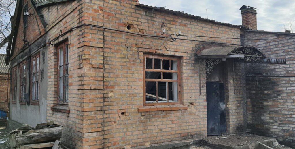 Внаслідок ранкових ворожих обстрілів на Дніпропетровщині одна людина загинула, дві поранені - ФОТО