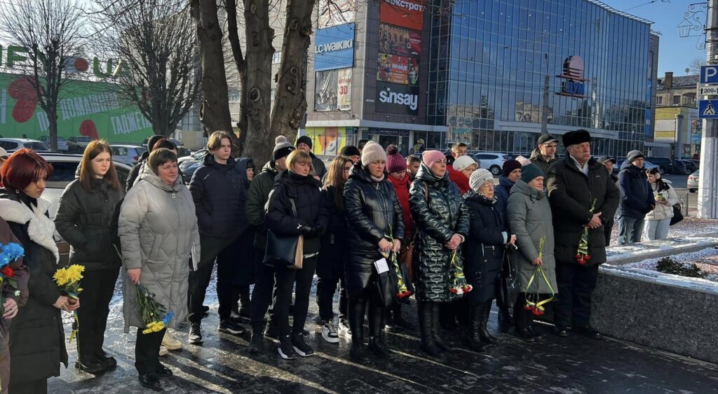 В Кам'янському ліцеї №16 відкрили меморіальну дошку випускнику закладу Матвію Охотському, який загинув 18-річним - ФОТО