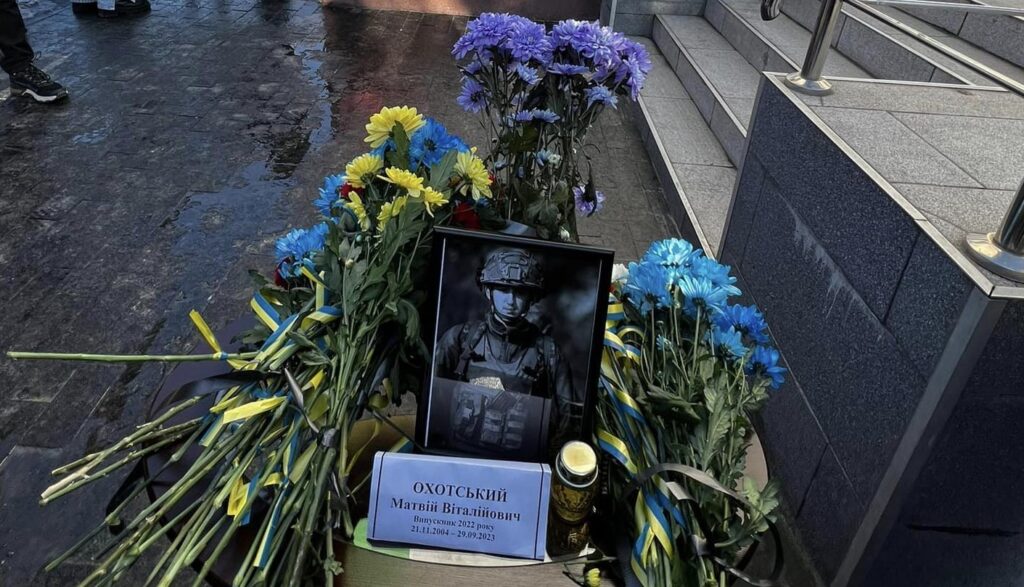 В Кам'янському ліцеї №16 відкрили меморіальну дошку випускнику закладу Матвію Охотському, який загинув 18-річним - ФОТО