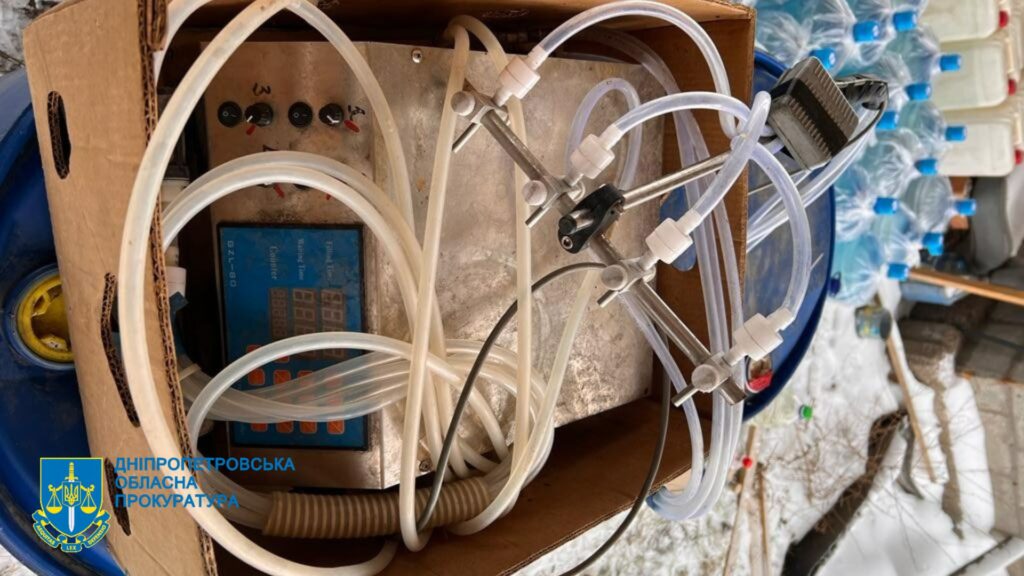 До 6 мільйонів гривень щомісяця заробляли власники підпільного «алкобізнесу» на Дніпропетровщині - ФОТО