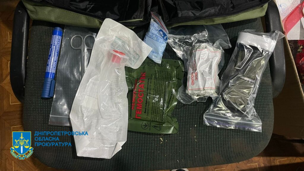На Дніпропетровщині директора КП звинувачують у постачанні військовим недоукомплектованих аптечок та розкраданні понад трьох мільйонів бюджетних коштів - ФОТО