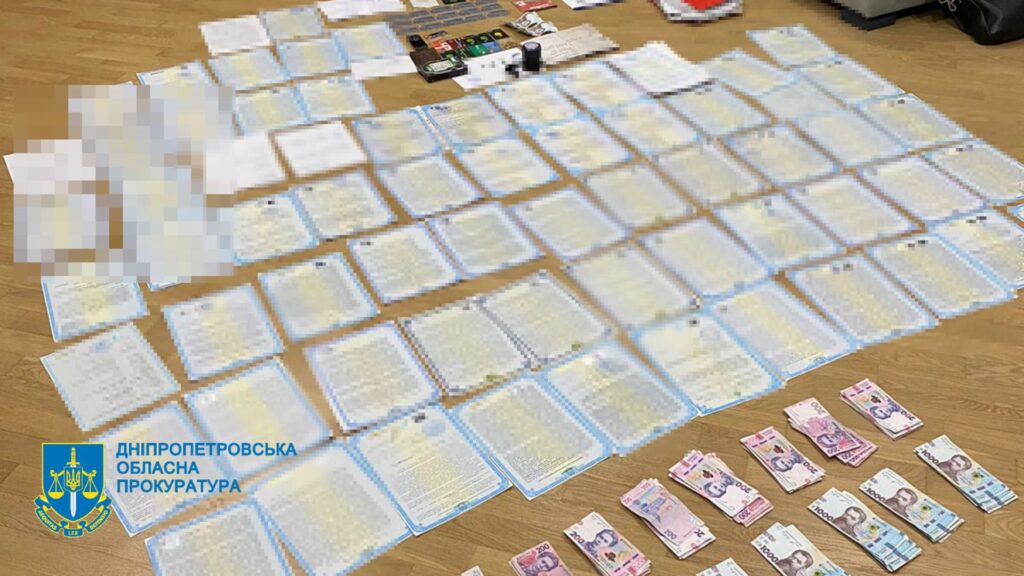 На Дніпропетровщині чоловіка за 6 тисяч доларів «зробили» багатодітним батьком з правом виїзду за кордон - ФОТО