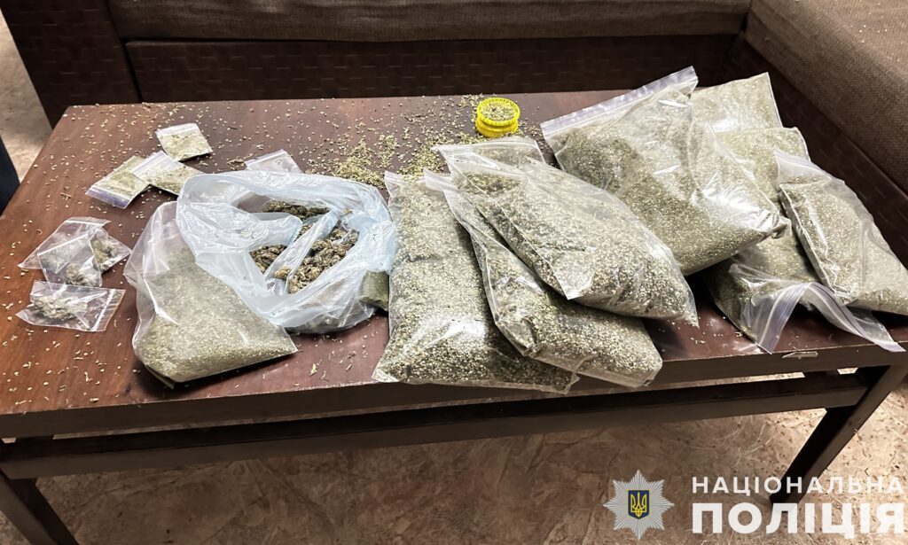 На Дніпропетровщині ліквідували наркосиндикат з річним прибутком у пів сотні млн грн, який організував представник угрупування «Біле братерство» - ФОТО