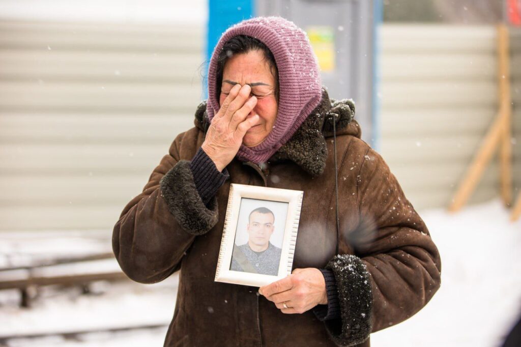 У Дніпрі роковини від страшної трагедії, коли ворожа ракета влучила у багатоповерхівку на Набережній Перемоги та вбила 46 людей - ФОТО