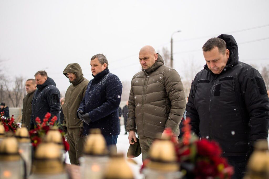 У Дніпрі роковини від страшної трагедії, коли ворожа ракета влучила у багатоповерхівку на Набережній Перемоги та вбила 46 людей - ФОТО