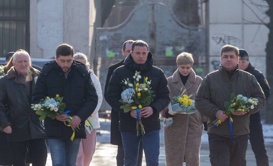 В Кам'янському у День Соборності вшанували пам'ять героїв, що віддали своє життя за незалежність України - ФОТО