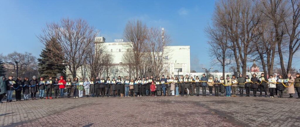 В Кам'янському у День Соборності вшанували пам'ять героїв, що віддали своє життя за незалежність України - ФОТО