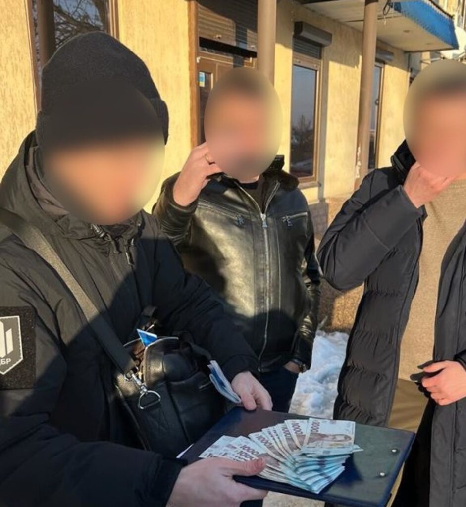 У Дніпрі держінспектора з питань праці викрили на отриманні хабаря у тисячу доларів за «непобачені» їм порушення - ФОТО