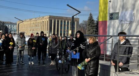 В Кам’янському ліцеї №16 відкрили меморіальну дошку випускнику закладу Матвію Охотському, який загинув 18-річним