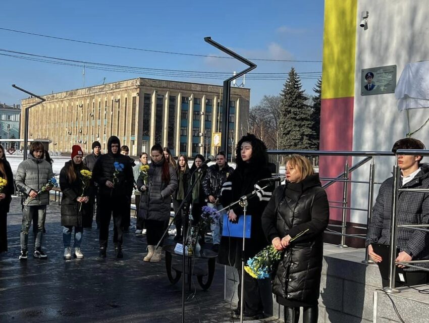 В Кам’янському ліцеї №16 відкрили меморіальну дошку випускнику закладу Матвію Охотському, який загинув 18-річним