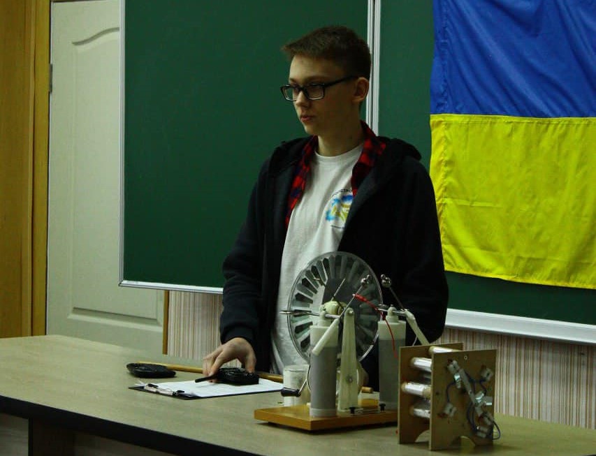 Понад 220 науково-дослідчих проєктів представили навчальні заклади Кам'янського на конкурсі Малої академії наук України - ФОТО