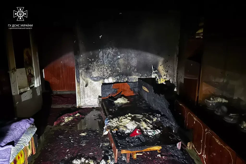 В Кам’янському з балкона квартири на Лівобережжі, де сталась пожежа, вогнеборці врятували чоловіка - ФОТО