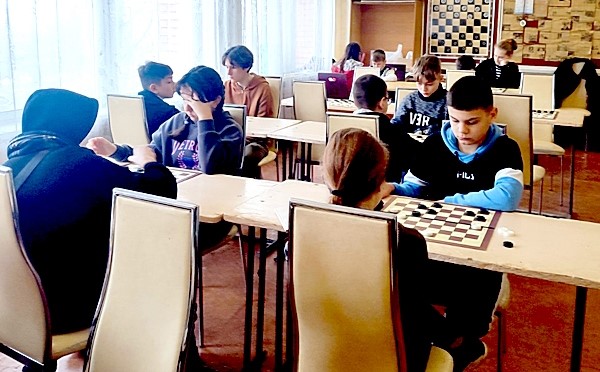 Аріна Федорченко і Максим Кривоніс стали чемпіонами Кам`янського з шашок у віковій категорії до 16 років