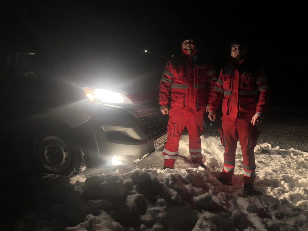 Як бригада швидкої на Дніпропетровщині витратила час на забобони п'яної жінки, добираючись до міста виклику у негоду - ФОТО