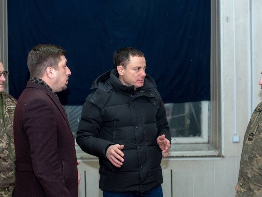 Рятівні сітки для захисту від ворожих дронів передали військовим від громади Кам’янського
