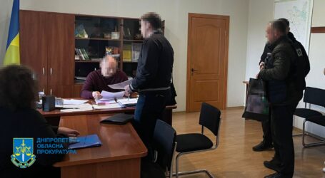 На Дніпропетровщині директора КП звинувачують у постачанні військовим недоукомплектованих аптечок та розкраданні понад трьох мільйонів бюджетних коштів