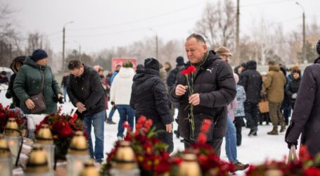 У Дніпрі роковини страшної трагедії, коли ворожа ракета влучила у багатоповерхівку на Набережній Перемоги та вбила 46 людей