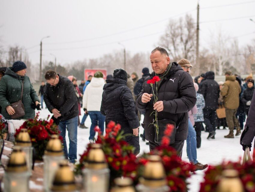 У Дніпрі роковини страшної трагедії, коли ворожа ракета влучила у багатоповерхівку на Набережній Перемоги та вбила 46 людей
