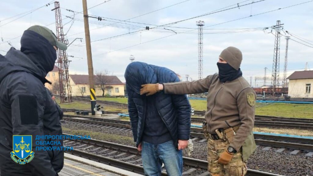 У Дніпрі затримали співробітника "Укрзалізниці", який зливав ворогу дані про рух військової техніки ЗСУ (ФОТО) - ФОТО