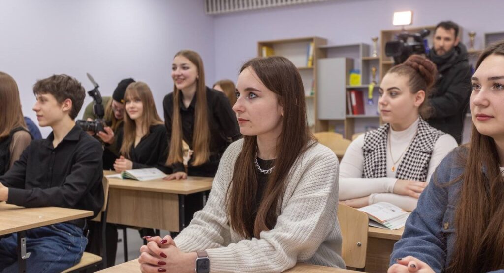 В гості до учнів ліцею №20 у Кам'янському на новосілля після реконструкції завітав очільник області - ФОТО