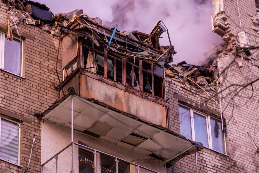 Вночі вісім людей постраждали від влучання «шахедів» по багатоповерхівці в Дніпрі - ФОТО
