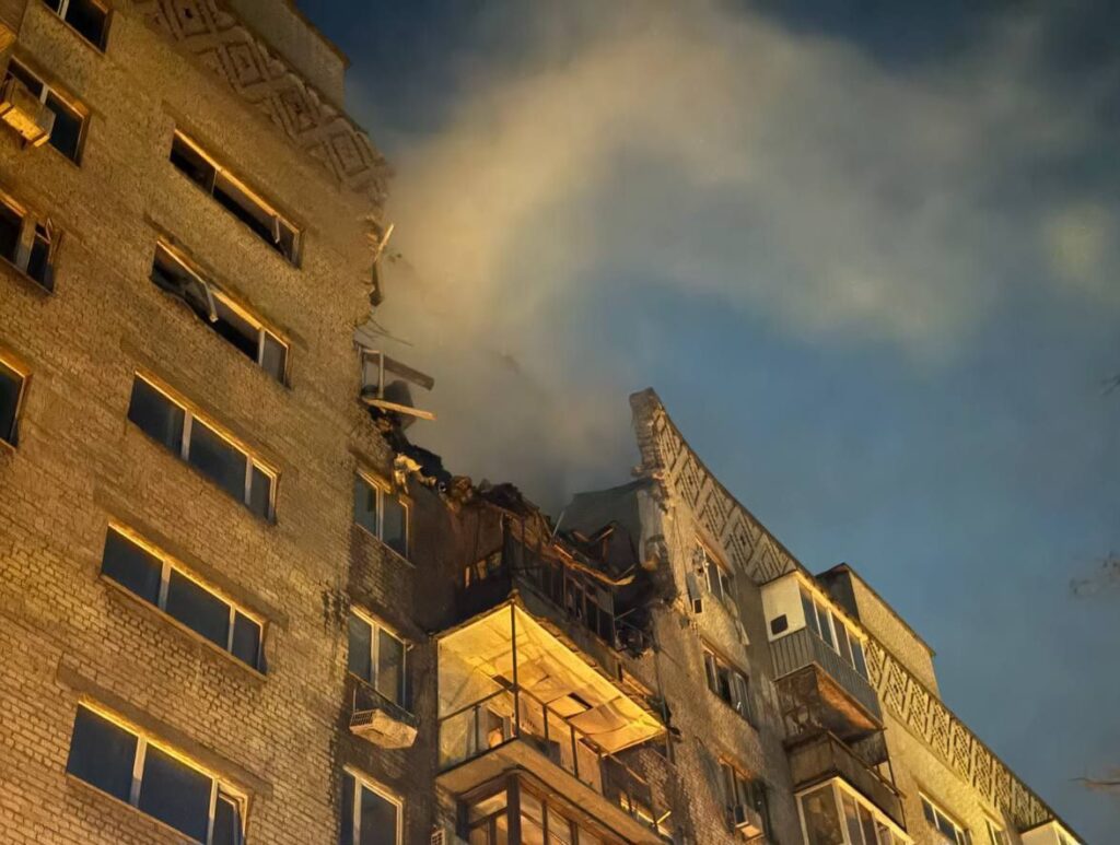 Вночі вісім людей постраждали від влучання «шахедів» по багатоповерхівці в Дніпрі - ФОТО