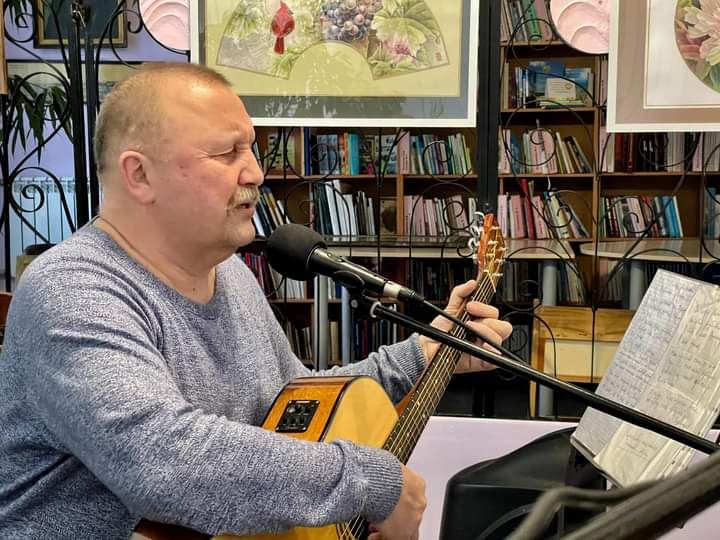 В Центральній бібліотеці Кам'янського пройшов вечір «співаної поезії» - ФОТО