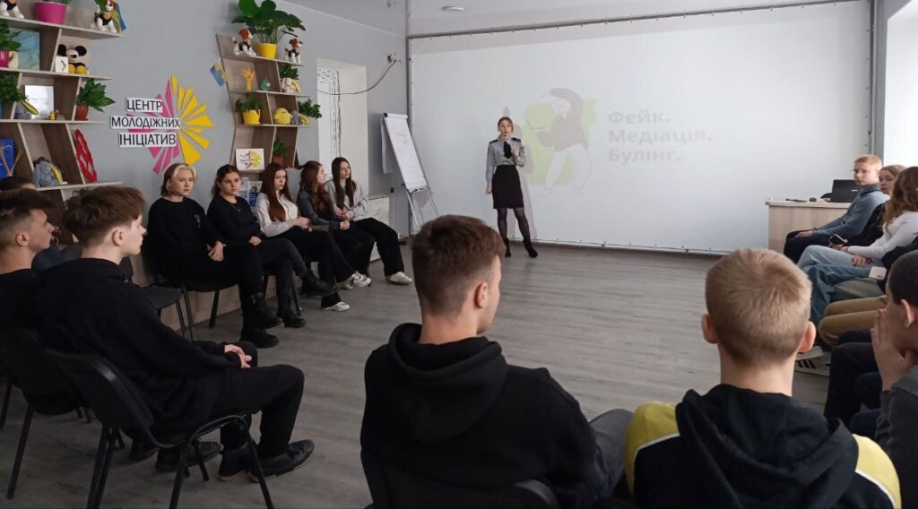 Хто такі булери та яка відповідальність на них чекає, розповіли поліційні підліткам в Кам'янському - ФОТО